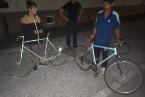 Doi minori au furat o bicicletă, după ce i-au distrus lacătul cu un bolovan