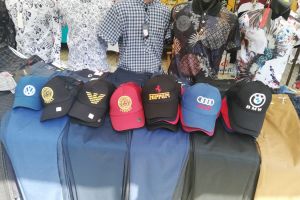 Haine de firmă CONTRAFĂCUTE, confiscate de jandarmi