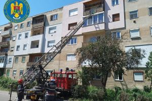 FOTO. Bărbat găsit mort într-un apartament din Carei. Au intervenit pompierii