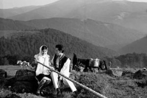 Tradiţia fascinantă a Târgului de fete de pe Muntele Găina. Cum erau vândute fetele de măritat în secolul XIX în comunităţile din Munţii Apuseni