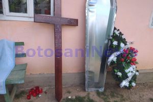 FOTO Caz incredibil la Botoşani! Un tânăr care a murit într-un accident şi care era depus acasă, luat de Poliţie de sub ochii oamenilor aflaţi la priveghi