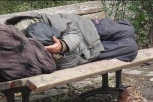 De necrezut. Persoană fără adăpost amendată pentru că dormea în stradă