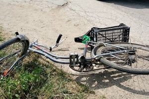 Tinere la spital după ce au intrat cu bicicletele într-un pom, la Herneacova. Nu aveau frâne