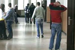 Elevii, plătiţi să vină la şcoală!