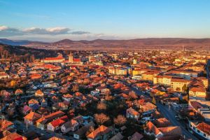 Într-un oraş din judeţul Alba se construiesc 9 locuinţe sociale pentru chiriaşii evacuaţi din imobilele retrocedate