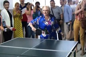 Dăncilă, campanie de umanizare: ping-pong cu Teodorovici şi plimbări pe plajă la Sulina