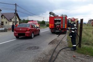 Accident pe drumul de centură. O maşină a rupt o ţeavă de gaz (FOTO)