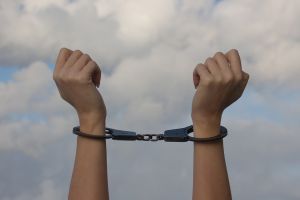 Mamă reţinută de Poliţie, în cazul copilului de 9 ani găsit mort