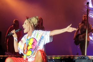 JESSIE J ȘI STEVE AOKI AU COBORAT IN MIJLOCUL CELOR PESTE 65.000 DE FANI PREZENȚI IN A TREIA ZI A FESTIVALULUI!