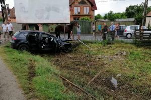 FOTO Accident la Cristian – Cal lovit de o maşină care a trecut prin gardul unei curţi