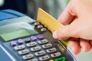Probleme la o bancă cu plăţile de pe cardurile Visa: ”plăteşi o dată, îţi ia banii de 2 ori