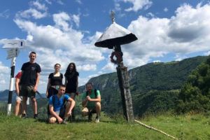 „Potecătorii”, un grup de voluntari pentru natură, au refăcut traseele turistice în Masivul Bedeleu din Munţii Trascăului