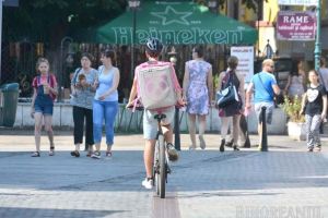 Oradea la pedală: Ambuteiajele provocate de maşinile numeroase şi de lucrări au dus la înmulţirea bicicliştilor (FOTO)