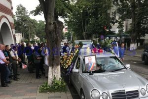 FOTO Primarul Vorniceniului, condus pe ultimul drum. Primari şi parlamentari, prezenţi la înmormântare