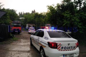 FOTO Tragedie! Un tânăr din Botoşani, găsit înecat într-un iaz aflat în curtea unei case din municipiu