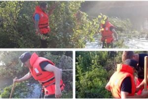 Scoşi de pompieri din mijlocul apelor