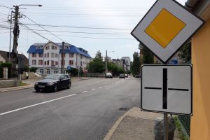 În această intersecţie din Bistriţa au fost inversate semnele de circulaţie. Cine are acum prioritate (FOTO)