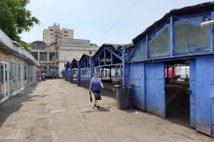 Piaţa Decebal, pustie. Vânzătorii de fructe s-au mutat. Cât durează lucrările