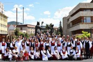 Harghita: Zeci de angajaţi ai CJ îmbrăcaţi în costume tradiţionale, cu ocazia Zilei portului popular secuiesc