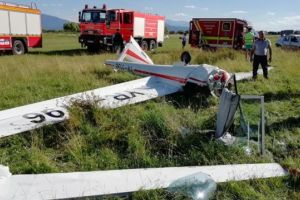 Un planor s-a prăbuşit pe Aerodromul din Sânpetru. Pilotul, grav rănit (Foto)