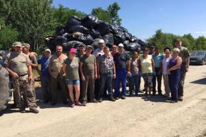 Două remorci de gunoaie, adunate la o acţiune de ecologizare, din zona digurilor râului Olt