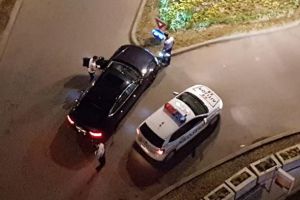 VIDEO/FOTO ȘTIREA TA: Autoturism parcat în mijlocul străzii, luat ”la ochi” de poliţia rutieră