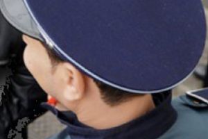 Ameninţat de vecin, tot victima a fost amendată de poliţie!