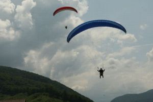 Parapantis francez plecat din Braşov, dispărut în Covasna