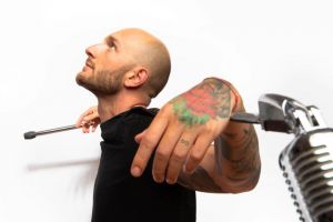 Unde ieşim săptămâna asta: Stand-up comedy, expoziţii inedite şi proiecţie de film în aer liber