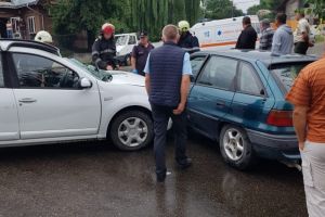  Un autoturism s-a lovit de un TIR - o femeie a ramas incarcerata