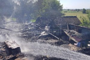 Gospodărie distrusă de flăcări, după ce proprietara a intrat cu foc în poiata găinilor ...