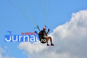 ULTIMĂ ORĂ: Un parapantist francez dat dispărut la Braşov, găsit la Greşu, în Vrancea