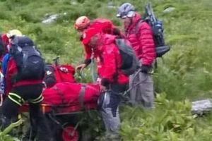 FOTO Salvamontiştii sibieni au salvat un cioban cu semipareză din Munţii Cindrel