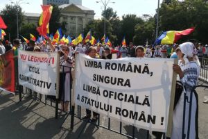 Sute de români au cerut respectarea Constituţiei la mitingul de duminică