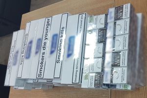 Vânzătoare de 21 de ani, prinsă cu ţigări de contrabandă sub tejghea