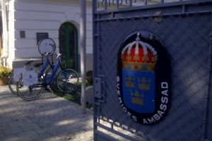 Ambasada Suediei ii umileste pe romani