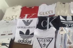 Articole vestimentare cu denumirile unor mărci de renume, confiscate de jandarmi