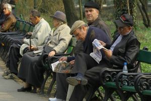 Pensiile cresc de la 1 septembrie. Klaus Iohannis a promulgat legea