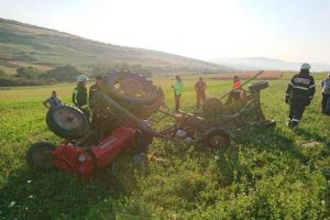 ACCIDENT rutier la Săsciori: Coliziune între un autoturism şi un tractor, al cărui şofer nu s-a asigurat la schimbarea direcţiei de mers