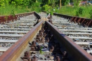 Sinucidere în Aradul Nou: tânăr decapitat de tren