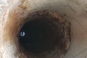 Un copil de doi ani a căzut într-o fântână