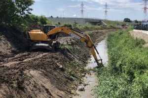 ABA Crişuri decolmatează râurile şi văile din Bihor, pentru a preveni inundaţiile (FOTO)