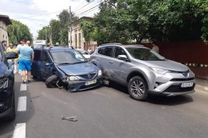 O persoană rănită şi trei maşini făcute praf, în urma unui accident