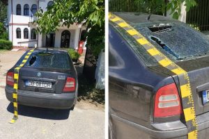 DÂMBOVIȚA: Edilul unei comune atacat în maşina primăriei