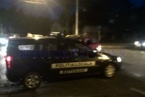 Ultraj! Agent agresat de un bărbat tânăr scandalagiu. A fost urcat în maşina Poliţiei Locale şi a devenit agresiv