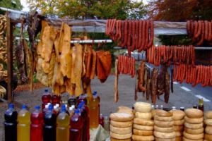 Au rămas fără cârnaţi şi slană!