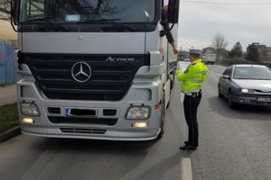 Timişorenii, tot mai deranjaţi de tirurile din oraş