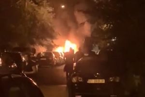 VIDEO Maşină în flăcări pe o alee din Botoşani. Flăcările puteau fi observate de la sute de metri