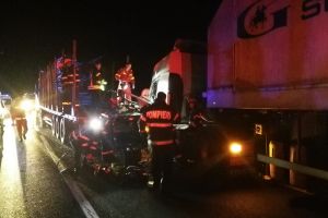 FOTO Accident grav pe DN1 la Sibiu – Trei TIR-uri implicate şi o şofer încarcerat