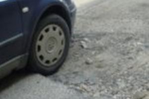 Lugojul se scufundă! Drumurile oraşului sunt pline de gropi adânci, cauzate de vechea reţea de canalizare